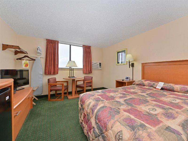 Super 8 By Wyndham Casper West By The River Exterior photo