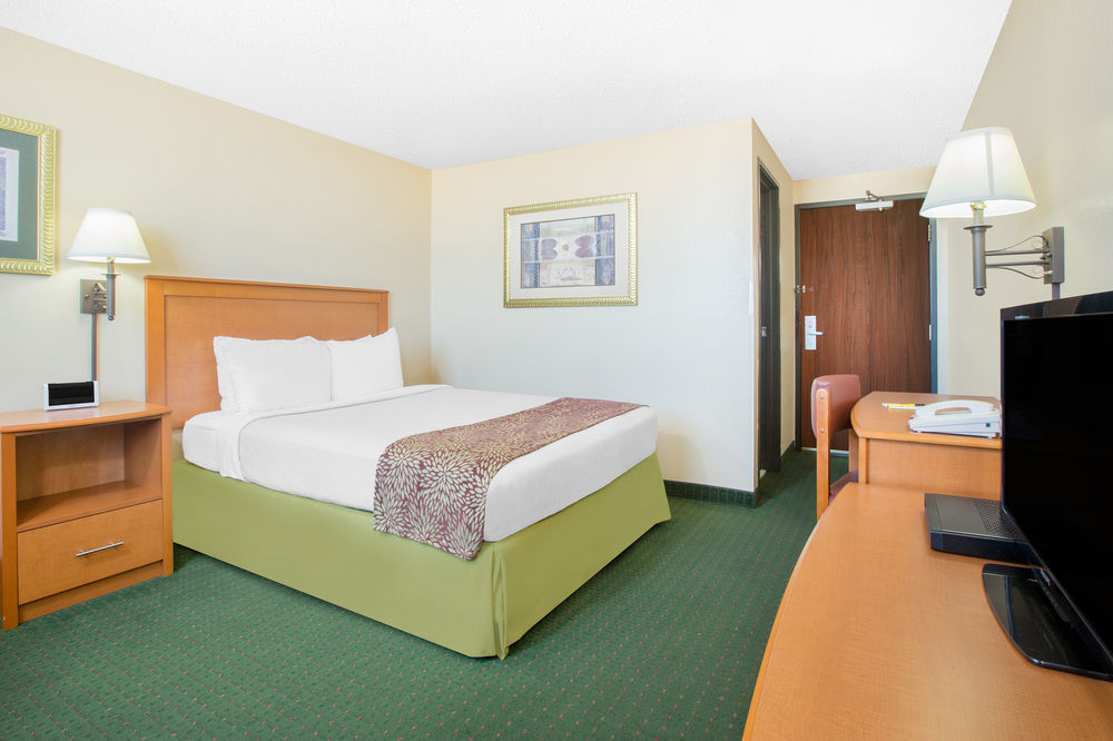 Super 8 By Wyndham Casper West By The River Exterior photo