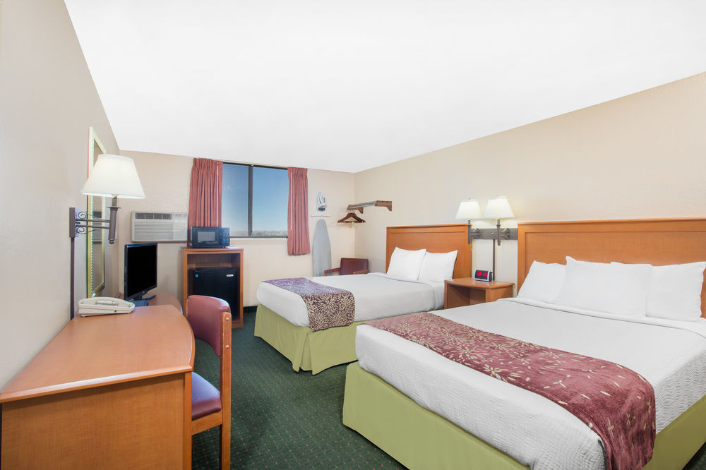 Super 8 By Wyndham Casper West By The River Exterior photo