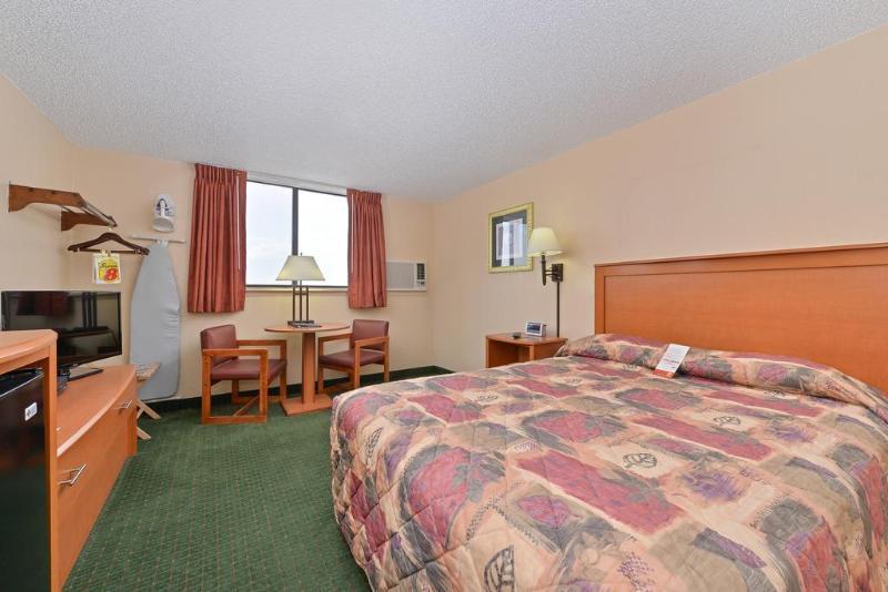 Super 8 By Wyndham Casper West By The River Exterior photo