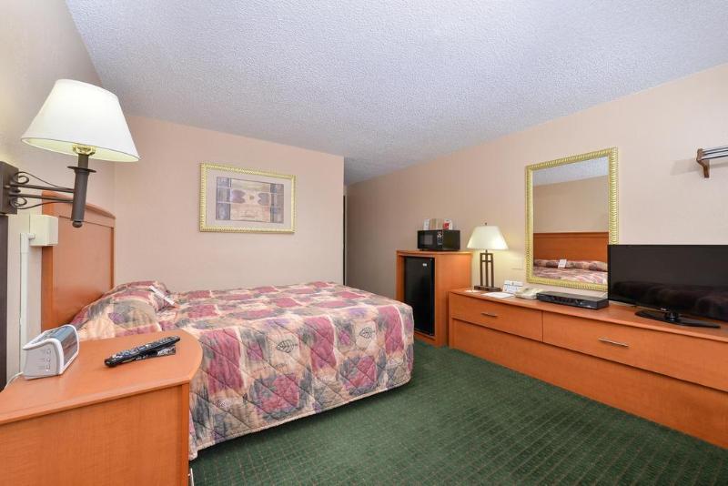 Super 8 By Wyndham Casper West By The River Exterior photo